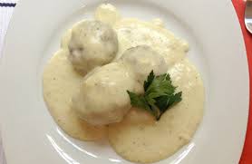 Albondigas de pollo con salsa bechamel